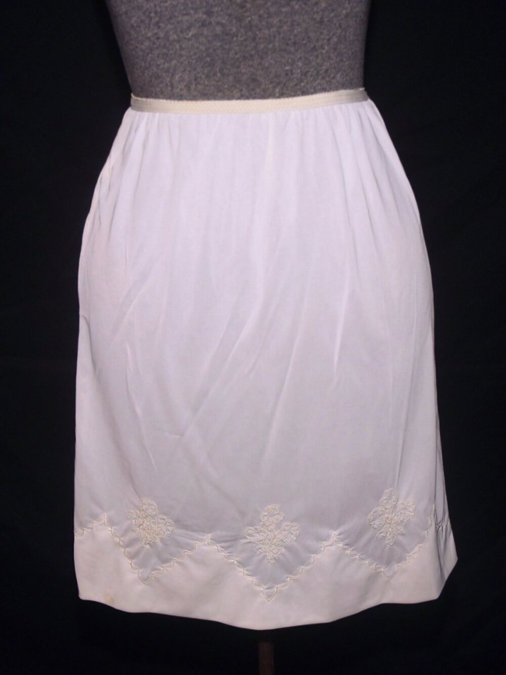 VTG 60's White Nylon Half 1/2 Slip Floral Hem Embroidery Size SM Elastic Waist - Picture 4 of 4